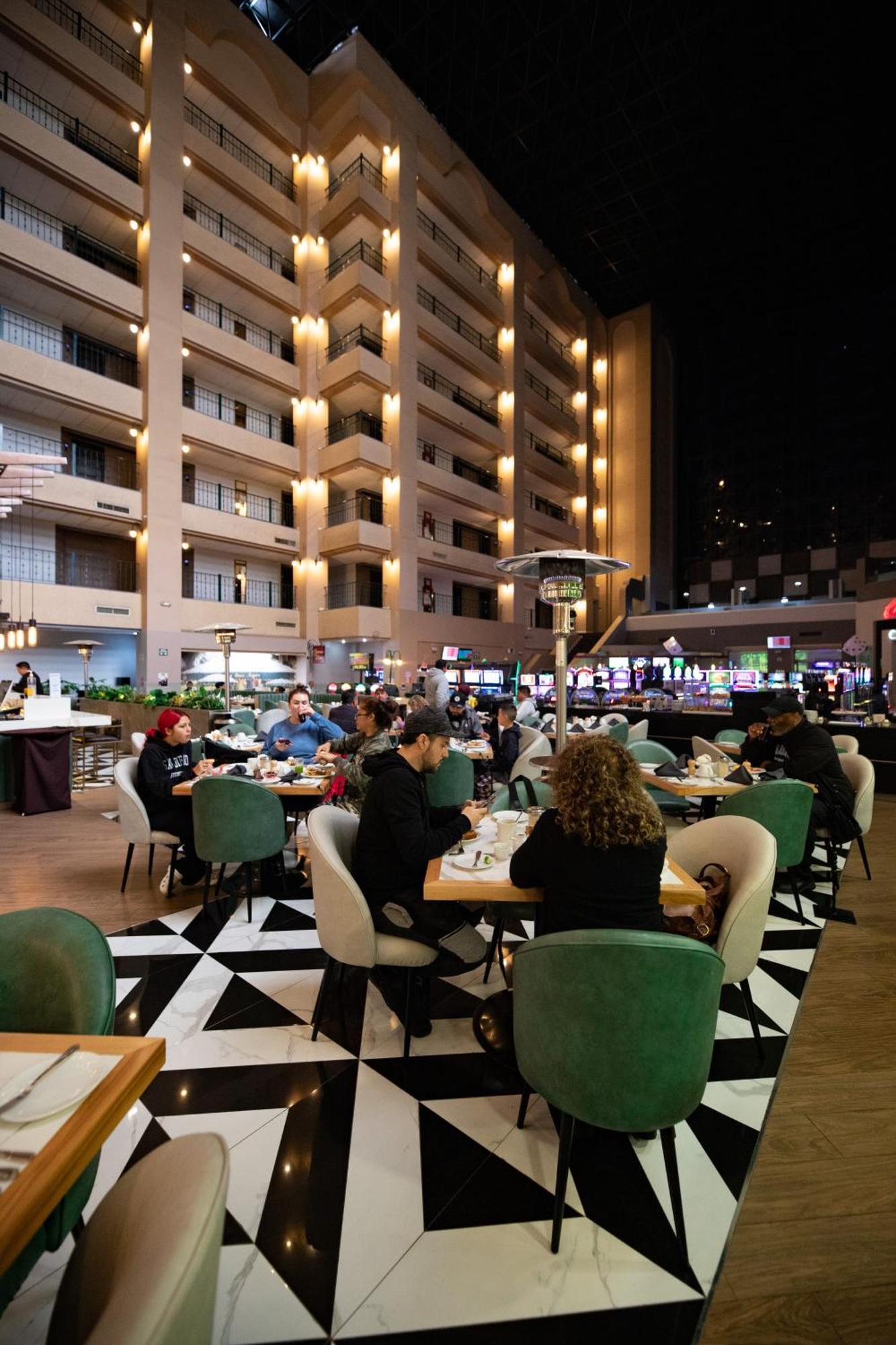 Pueblo Amigo Hotel Plaza Y Casino Tijuana Bagian luar foto
